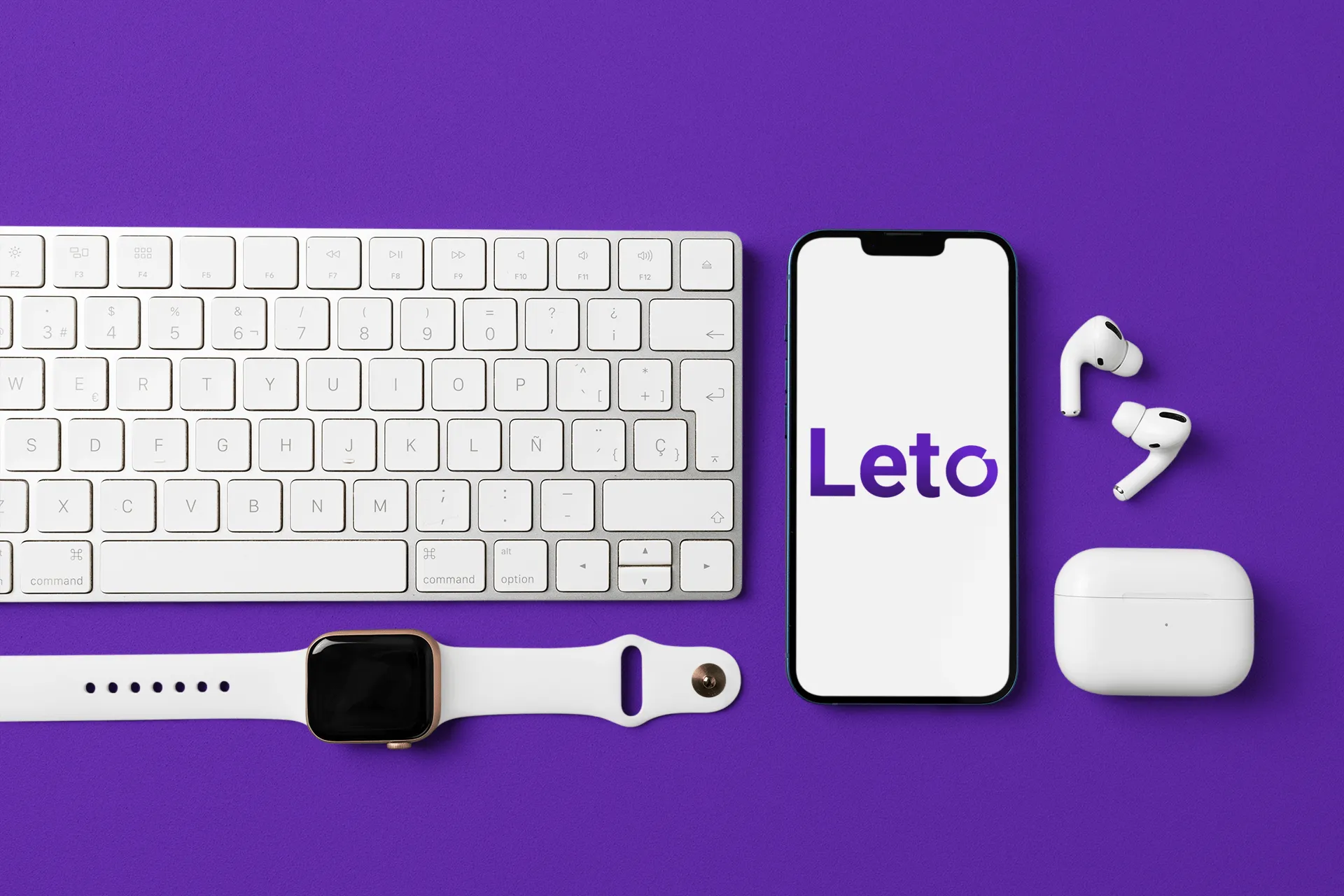 Ein iPhone, eine Apple Watch, Apple Airpods und eine weiße Tastatur liegen auf violettem Grund. Auf dem Display des iPhones ist das Leto-Logo zu sehen.